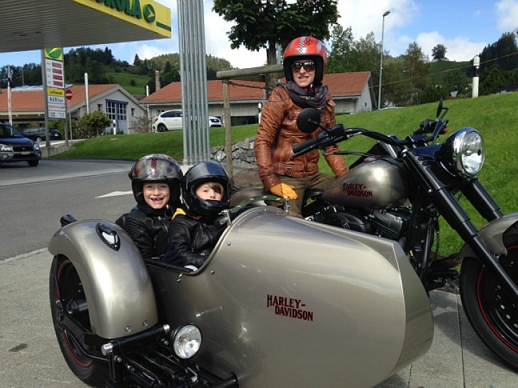 Motorbike riding is a family tradition || Die Heldenwand von Kraftstoff